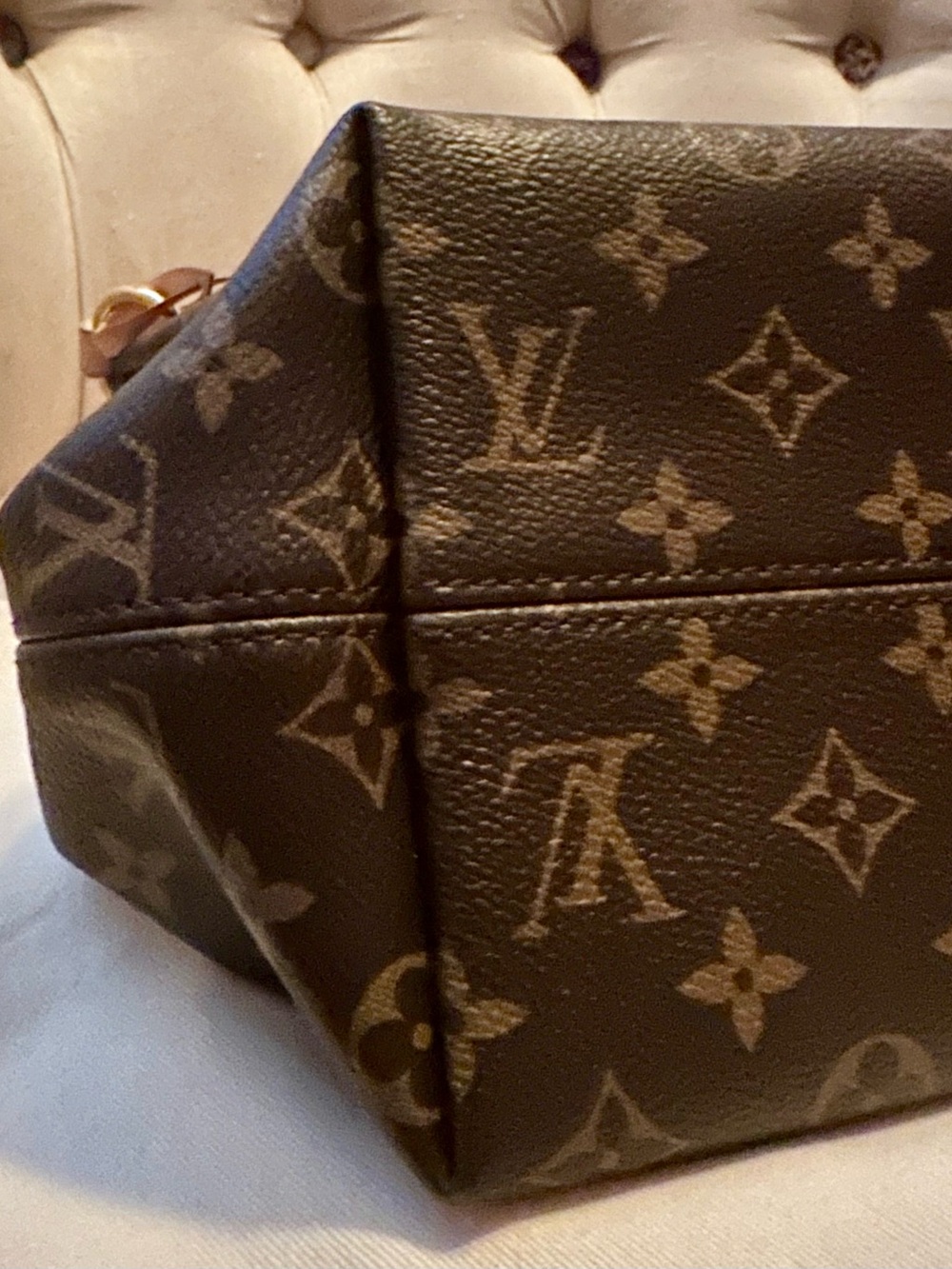 Louis Vuitton Monogram Tote with Fuchsia Interior and Natural Leather Trim. - Picture 15 of 16